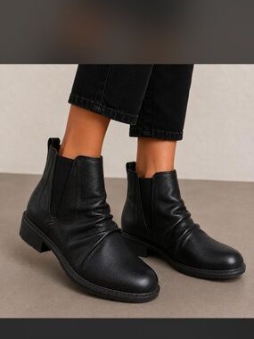 Clarks Women's Hearth Rose Boot - Size 8